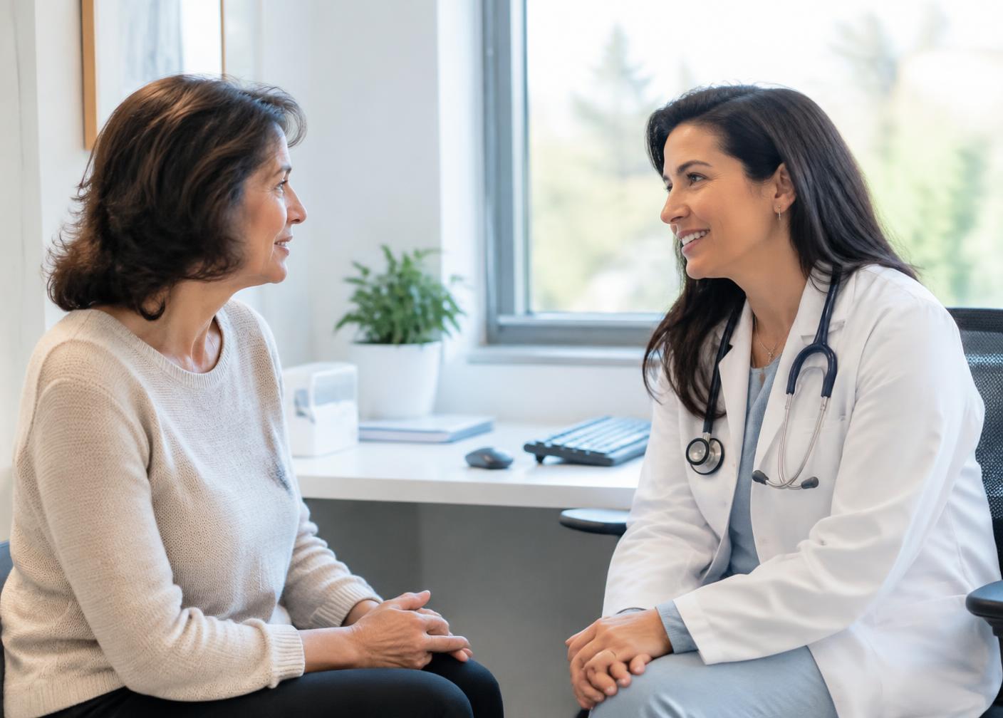 Médica conversando com paciente